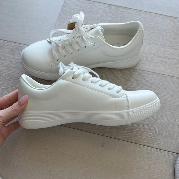 Vepose Women's Classic White Sneakers - Picture 5 of 8